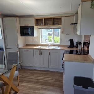 Modernes Chalet mit Seeblick am Lauwersmeer
