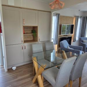 Modernes Chalet mit Seeblick am Lauwersmeer