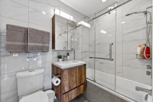 Bright 2BR West End Apartment Close to Beaches and FIFA 2026