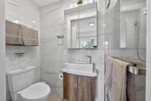 Bright 2BR West End Apartment Close to Beaches and FIFA 2026