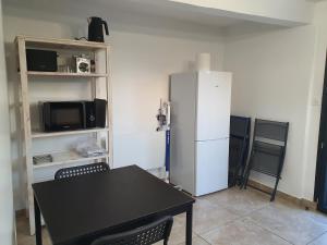 Les Oliviers - Bottom of villa - terrace and parking
