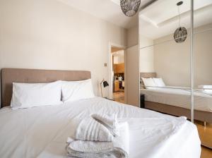 Sea Horizon 2BR Luxury Retreat with Balcony and Sea View