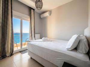 Sea Horizon 2BR Luxury Retreat with Balcony and Sea View