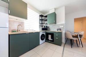 Prime Stay - Top Floor 1-Bedroom Apartment with Balcony