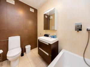Prime Stay - Top Floor 1-Bedroom Apartment with Balcony