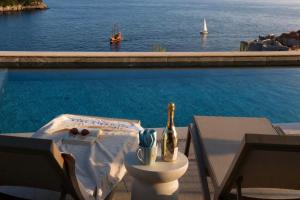 La Dolce Villa Luxury Penthouse with Rooftop Pool & Sea View