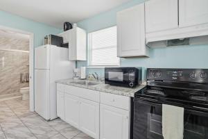 Beachside 1BR Studio Sleeps 4 & Near North Beach