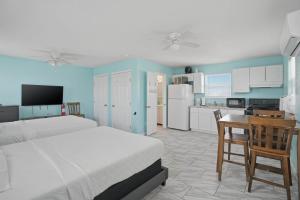 Beachside 1BR Studio Sleeps 4 & Near North Beach