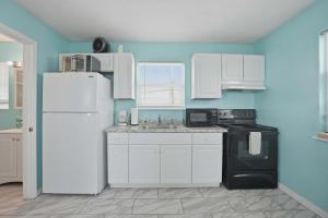 Beachside 1BR Studio Sleeps 4 & Near North Beach