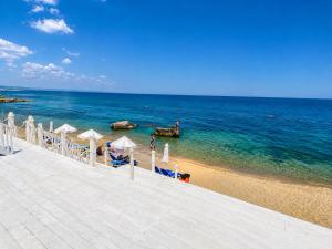 Luxurious and panoramic apartments at the beach in La Mer complex