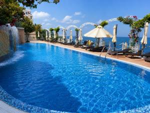 Luxurious and panoramic apartments at the beach in La Mer complex