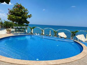 Luxurious and panoramic apartments at the beach in La Mer complex