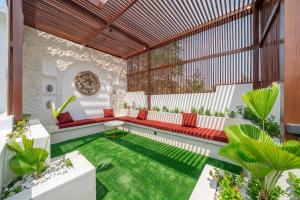 Alisa Villa - Pool Retreat with Rooftop Lounge close to Beach
