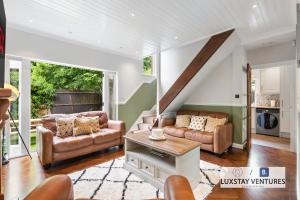 Charming 3 Bedroom Period Cottage - Minutes from Harry Potter Studios - Garden & Driveway Parking - Ideal for Families & Business