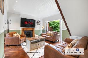 Charming 3 Bedroom Period Cottage - Minutes from Harry Potter Studios - Garden & Driveway Parking - Ideal for Families & Business