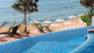Luxurious beachfront apartment with private beach and panoramic views in La Mer complex
