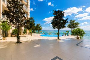 Luxurious beachfront apartment with private beach and panoramic views in La Mer complex