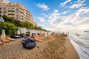 Luxurious beachfront apartment with private beach and panoramic views in La Mer complex