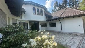 NEUE Sonnige große Villa Ferienwohnung, , NUR 10 min ZU Fuß VON LEGOLAND entfernt,126 m2 stillvolle Ferienwohnung NR 1 , wunderschöner Garten mit Terrasse und Waldblick, großes Bad, ruhige Lage, Erholung