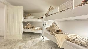 NEUE Sonnige große Villa Ferienwohnung, , NUR 10 min ZU Fuß VON LEGOLAND entfernt,126 m2 stillvolle Ferienwohnung NR 1 , wunderschöner Garten mit Terrasse und Waldblick, großes Bad, ruhige Lage, Erholung