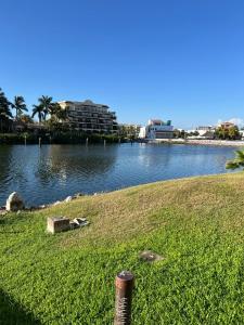 Estancia Pacífika Modern lakefront apartment