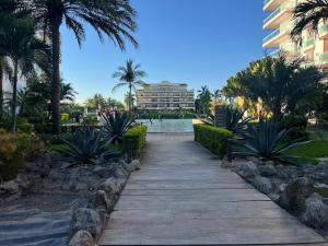 Estancia Pacífika Modern lakefront apartment
