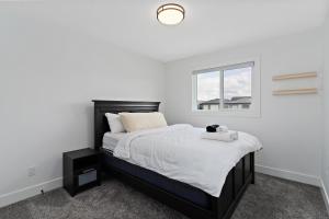 The Happy place - Luxurious, Cozy and Modern Home with 4 bedroom Air-condition, Netflix, Free Parking close to Airport and West Edmonton Mall
