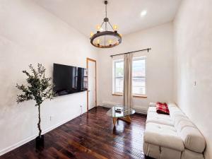 Urban Oasis 6 Min Walk to PATH, 15 Min to FIFA & NYC, 4