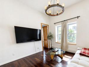 Urban Oasis 6 Min Walk to PATH, 15 Min to FIFA & NYC, 4