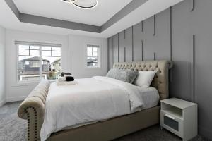 The Happy place - Luxurious, Cozy and Modern Home with 4 bedroom Air-condition, Netflix, Free Parking close to Airport and West Edmonton Mall