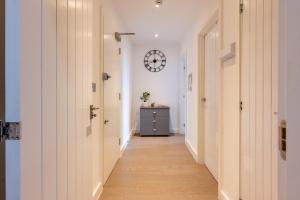 Pearl Bay - One bedroom Luxury Apartment in St Albans