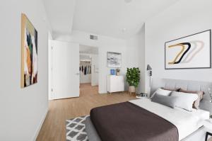 Comfy Mid City Apartment LA Views