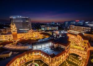BGC Executive Stay with Dedicated Work Space Fast WiFi and Canal View