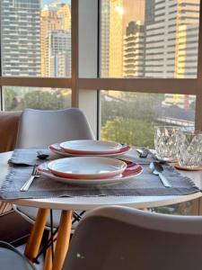 Bright Corner 1BR Suite with City Views at Twin Oaks Place