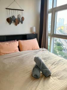Bright Corner 1BR Suite with City Views at Twin Oaks Place