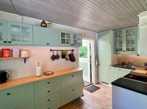 Cozy And Updated House On Large Private Lot