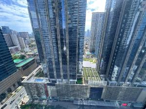Warm & Cozy 1BR Uptown Parksuites T1 Pay Parking 23Q