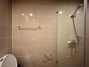 Warm & Cozy 1BR Uptown Parksuites T1 Pay Parking 23Q