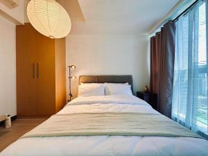 Warm & Cozy 1BR Uptown Parksuites T1 Pay Parking 23Q