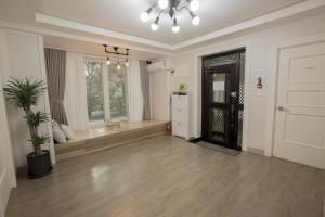 Hongdae Cozy 3-Bedroom Home with Garden - 5 min to Subway
