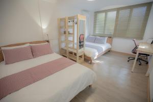 Hongdae Cozy 3-Bedroom Home with Garden - 5 min to Subway