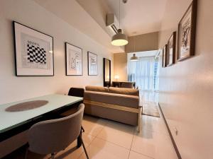 Chic Cozy 1BR Uptown Parksuites T1 Pay Parking 14R