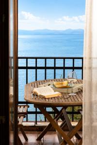 Thalia- 2 Bedroom Beachfront Apartment!