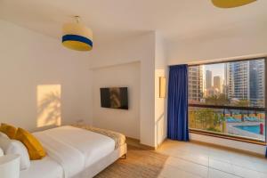 Beachfront JBR 2 Bedroom Apartment with Pool View