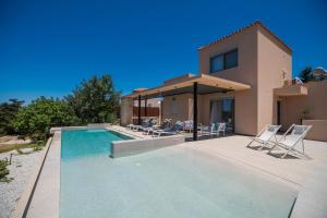 Villa Melia with scenic pool by PosarelliVillas