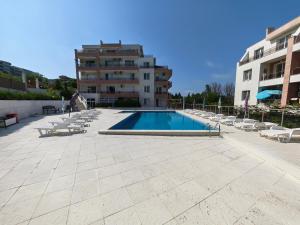 Apartment with free pool and parking space