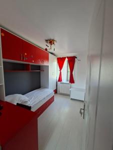 Apartament 3 camere semidecomandat