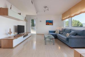 Lets Holidays Big Terrace House and 2 Parking