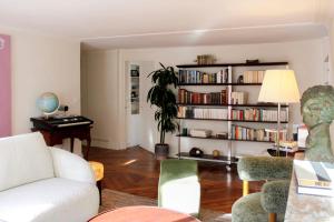 96m flat overlooking Paris rooftops