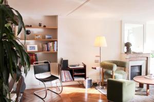 96m flat overlooking Paris rooftops